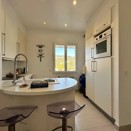 2 Bedroom Sea View Gallia Centre Parking